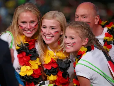 Sejumlah suporter wanita Jerman berfoto bersama sebelum pembukaan Olimpiade 2016 di Rio de Janeiro, Brasil, (6/8). Pembukaan olimpiade 2016 ini menyambut 10.500 atlet lebih dari 200 negara di seluruh dunia. (REUTERS/Mike Blake)