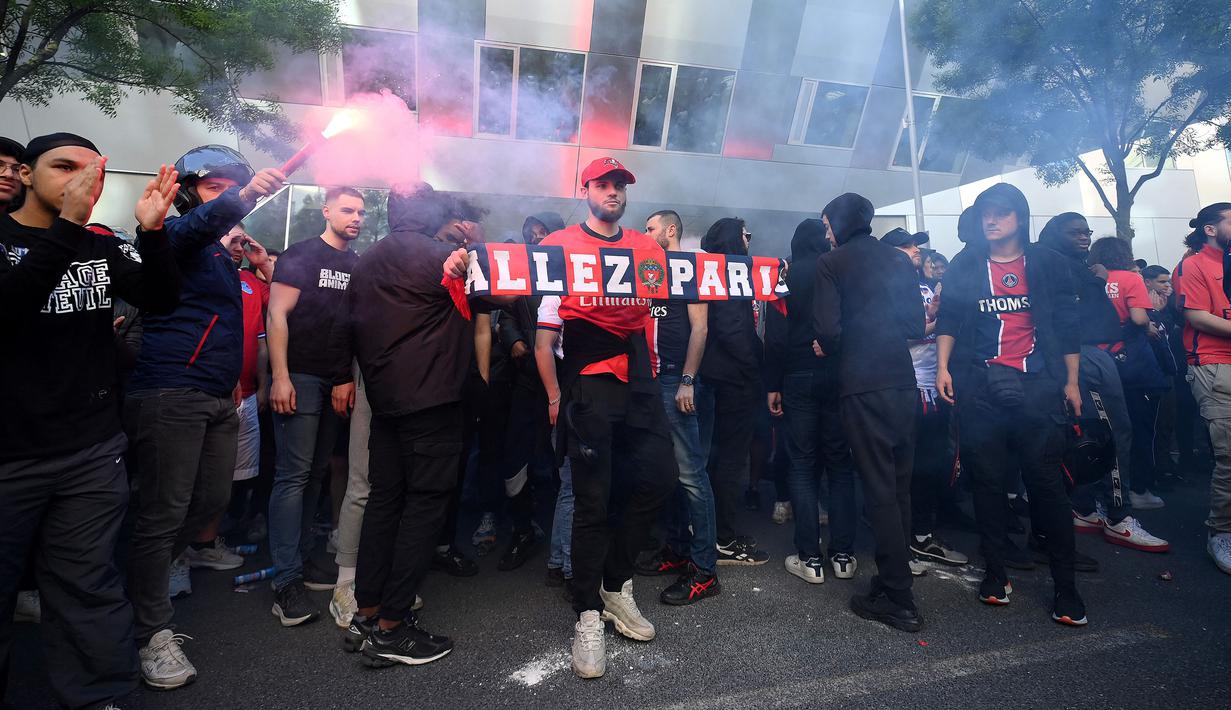 Sekelompok pendukung PSG melakukan aksi demo yang berlangsung di luar kantor klub pada Rabu (3/5/2023) waktu setempat. Salah satu sasaran aksi ini adalah meminta Lionel Messi, Marco Veratti, dan Neymar untuk hengkang dari klub. Messi saat ini tengah menjalani masa hukuman di PSG setelah bintang Timnas Argentina tersebut mangkir latihan dan pergi ke Arab Saudi tanpa persetujuan klub. (AFP/Franck Fife)