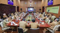 Ema Sumarna memimpin sebuah rapat di lingkungan Pemkot Bandung, (Dok. Humas Pemkot)