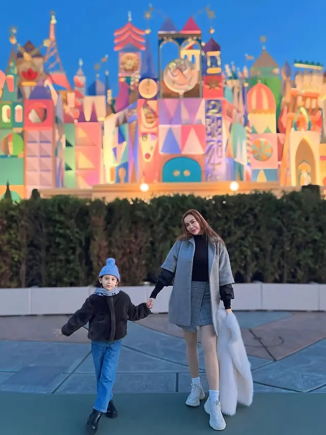 Potret Aura Kasih Liburan Ke Jepang Bersama Sang Anak Arabella (credit: instagram/aurakasih)