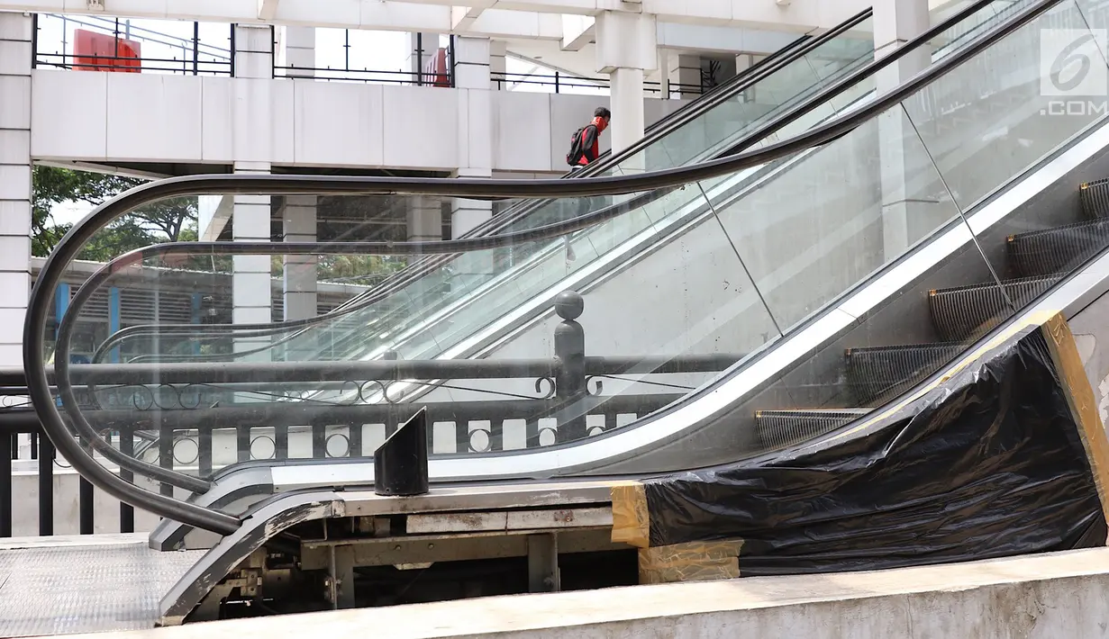Penampakan eskalator yang tidak berfungsi di Terminal Manggarai, Jakarta, Jumat (23/3). Eskalator yang rusak tersebut tidak kunjung diperbaiki. (Liputan6.com/Immanuel Antonius)