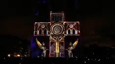 Seni pertunjukan cahaya hiasi Gereja Katedral Notre-Dame de Paris, Prancis (11/11). Pertunjukan cahaya ini dalam rangka peringatan Hari Gencatan Senjata yang menandai berakhirnya Perang Dunia I. (AFP Photo/Francois Guillot)