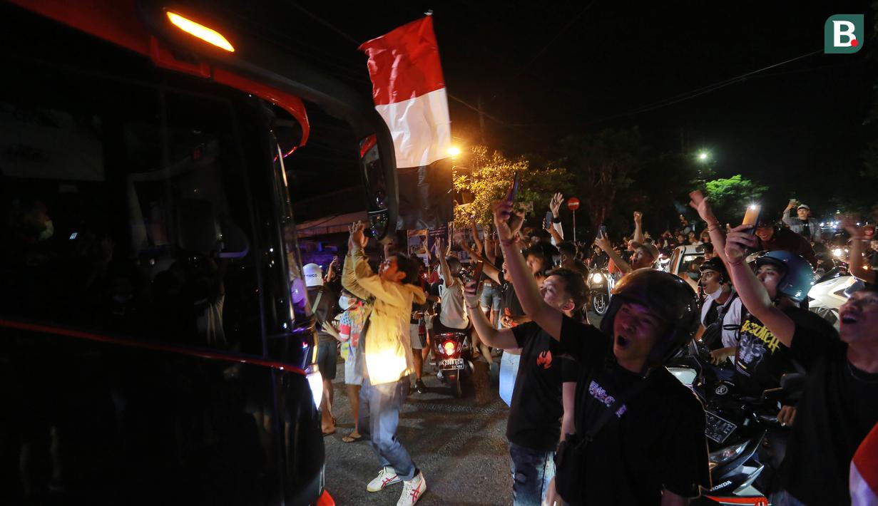 Sejumlah suporter Bali United turun ke jalan untuk merayakan keberhasilan tim kesayangannya menjuarai BRI Liga 1 2021/2022 di Bali, Sabtu (26/3/2022) dini hari. Skuat Serdadu Tridatu berhasil mencatatkan Back to Back usai berhasil mempertahankan juara pada 2019 lalu. (Bola.com/M Iqbal Ichsan)