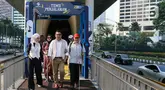 Bakal calon gubernur Jakarta, Ridwan Kamil (tengah) bersama Staf Khusus Presiden Bidang Sosial, Angkie Yudistia (kiri) saat kegiatan Jejak Langkah Inklusi RIDO bersama Teman Disabilitas di Halte Transjakarta Tosari, Jakarta, Jumat (13/9/2024). (Liputan6.com/Herman Zakharia)