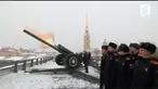 Vladimir Putin merayakan Natal umat Kristen Ortodoks di St Petersburg. Perayaan ditandai dengan menembakkan meriam raksasa.