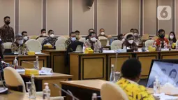 Mendagri Tito Karnavian saat rapat kerja bersama Pansus RUU Perubahan Kedua atas UU Nomor 21 Tahun 2001 tentang Otonomi Khusus bagi Provinsi Papua, Kompleks Parlemen, Jakarta, Kamis (8/4/2021). Rapat mendengar penjelasan pemerintah, pengesahan jadwal Pansus dan mekanisme. (Liputan6.com/Angga Yuniar)