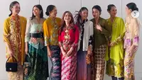 Di gelaran Istana Berkebaya, Sobat Kebaya yang berisi beberapa artis tanah air turut berpartisipasi hadir dan tampil di runway. Yang pertama dan paling menarik perhatian adalah Shareefa Daanish. Ia tampil cantik mengenakan kebaya hijau mint semi transparan, dipadu kain batik bernuansa hijau-hitam yang senada. Potret OOTDnya sempurna karena ia memadukan penampilannya dengan sneakers yang juga berwarna hijau. [Foto: Instagram/shareefadaanish]
