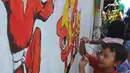 Anak-anak melukis mural pada dinding areal gang sempit saat kegiatan kick off Kampung Mural di Pulo Gelis, Bogor, Minggu (18/3). Kegiatan ini untuk menjadikan Kampung Pulo Geulis sebagai salah satu tujuan wisata baru di Bogor. (Merdeka.com/Arie Basuki)