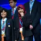 Muhtaza Aziziya Syafiq (tengah) - Anjani Rahma Putri (kanan) di Intel ISEF 2014, Los Angeles