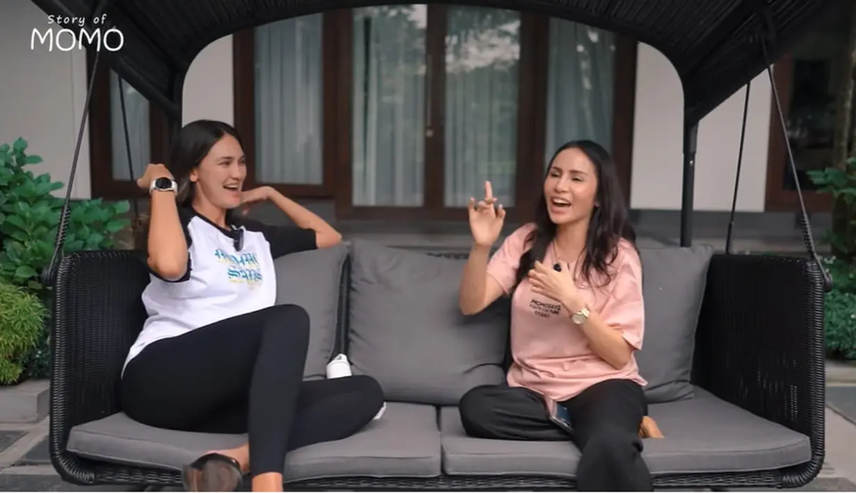 Luna Maya dan Momo Geisha (Youtube/Momo Youtube Channel)