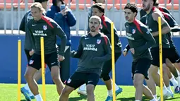 Bertempat di Estadio Metropolitano, laga kedua tim dijadwalkan kick-off pada Rabu 15 April 2026, pukul 02.00 dini hari WIB. Tampak dalam foto, penyerang Atletico Madrid asal Prancis, Antoine Griezmann (tengah) saat mengikuti sesi latihan menjelang pertandingan kedua perempat final Liga Champions 2025/26 melawan Barcelona di tempat latihan klub di Majadahonda, pinggiran kota Madrid, pada Senin 13 April 2026. (Javier SORIANO/AFP)