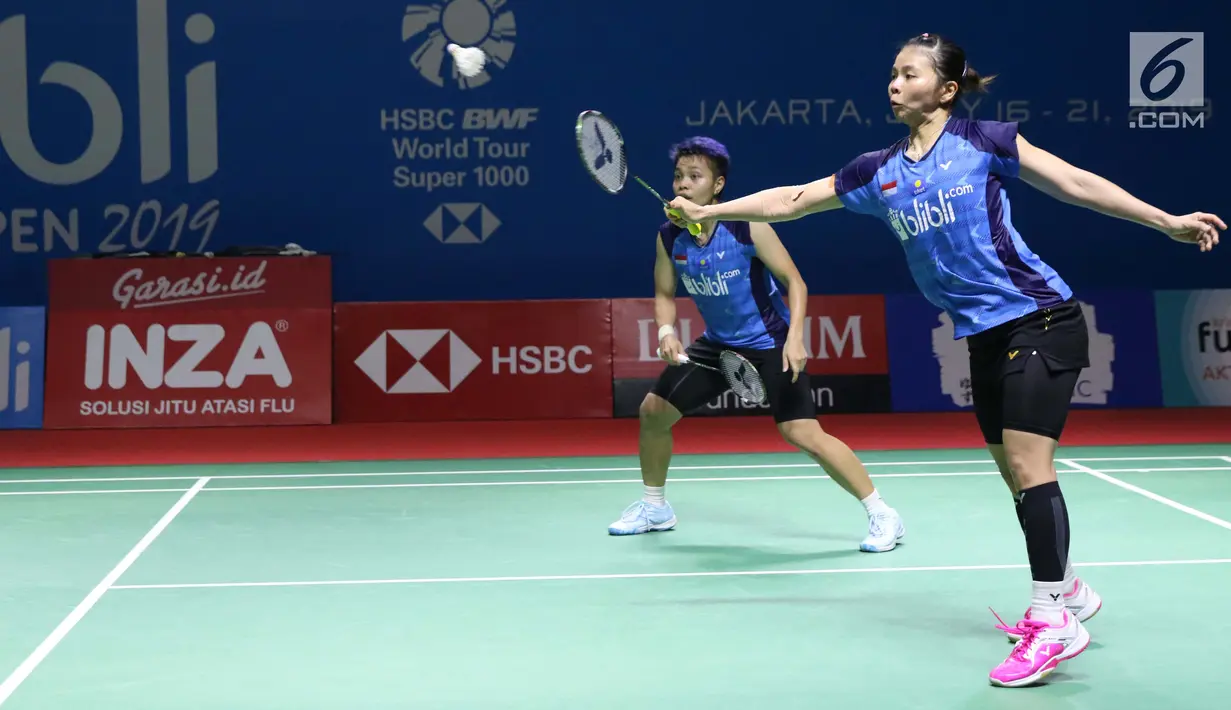 Pebulu tangkis ganda putri Indonesia, Greysia Polii/Apriyani Rahayu mengembalikan kok ke arah Kim So Yeong/Kong Hee Yong (Korsel) di babak 16 besar Indonesia Open 2019 di Istora Senayan, Jakarta, Kamis (18/7/2019). Greysia/Apriyani kalah 20-22, 21-18, 13-21. (Liputan6.com/Helmi Fithriansyah)
