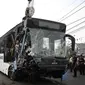 Sebuah kecelakaan terjadi antara bus transjakarta dengan Kereta Senja Utama Solo di perlintasan Gunung Sahari, Jakarta, Kamis (19/5). (Liputan6.com/Faizal Fanani)