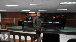 Suryadharma Ali tersenyum kepada awak media usai menjalani sidang lanjutan di Pengadilan Tipikor, Jakarta, Jumat (23/10/2015). JPU menghadirkan saksi Asisten Pribadi SDA yang merupakan petugas haji dari Rekomendasi Anggota DPR. (Liputan6.com/Helmi Afandi)