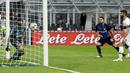 Proses terjadinya gol oleh bek Inter Milan, Danilo D'Ambrosio, ke gawang Genoa pada laga Serie A di Stadion Giuseppe Meazza, Minggu (24/9/2017). Inter Milan menang 1-0 atas Genoa. (AP/Luca Bruno)
