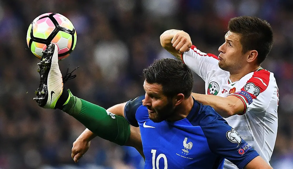 Striker Prancis Andre Pierre Gignac, berduel dengan pemain Bulgaria, Strahil Popov, pada laga lanjutan Grup A Kualifikasi Piala Dunia 2018, di Stadion Stade de France, Sabtu (8/10/2016) dini hari WIB. (AFP/Franck Fife)
