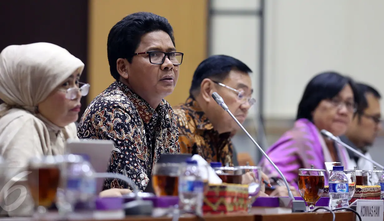 Ketua Komnas HAM Imdadun Rahmat saat melakukan RDP dengan Komisi III DPR RI, di Kompleks Parlemen Senayan, Jakarta, Rabu (29/3). Rapat tersebut membahas Calon Anggota Komnas HAM Periode 2017-2022 dan Pansel Seleksi Komnas HAM. (Liputan6.com/Johan Tallo)