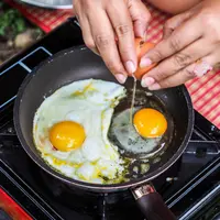 Ilustrasi memasak telur/copyright shutterstock By Ekkaphop