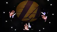 Layar video menunjukkan penghormatan kepada Kobe Bryant, sebelum pertandingan basket NBA Los Angeles Lakers melawan Portland Trail Blazers di Los Angeles (31/1/2020). Kobe Bryant meninggal bersama putrinya Gianna dalam kecelakaan helikopter di Calabasas, California. (AP Photo/Kelvin Kuo)