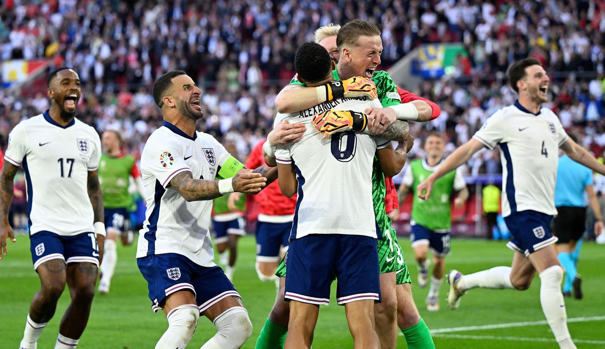 <p>Pemain Inggris merayakan kemenangan atas Swiss pada laga perempat final Euro 2024 di Duesseldorf Arena, Duesseldorf, Jerman, Sabtu (06/07/2024). (AFP/Ina Fassbender)</p>