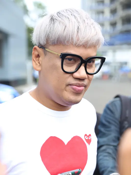 "Di Amerika dua minggu, biasanya tiga minggu sih. Karena pulang dari Amerika, ke Jakarta nanti ada syuting program baru. Anak-anak komplain, 'kok cuma dua minggu'. Tapi biasalah anak-anak," tambahnya. (Adrian Putra/Bintang.com)