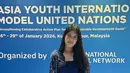 Hadir di Asia Youth International, Malaysia, Almira tampil mengenakan kebaya brokat biru model kutubaru dipadukan kain lilit warna coklat kebiruan sebagai bawahannya. [@annisayudhoyono]