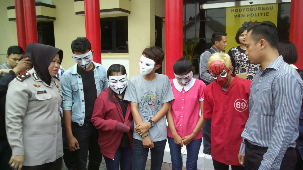 Polrestabes Surabaya Amankan Tiga Pasangan Mesum di Homestay Liar