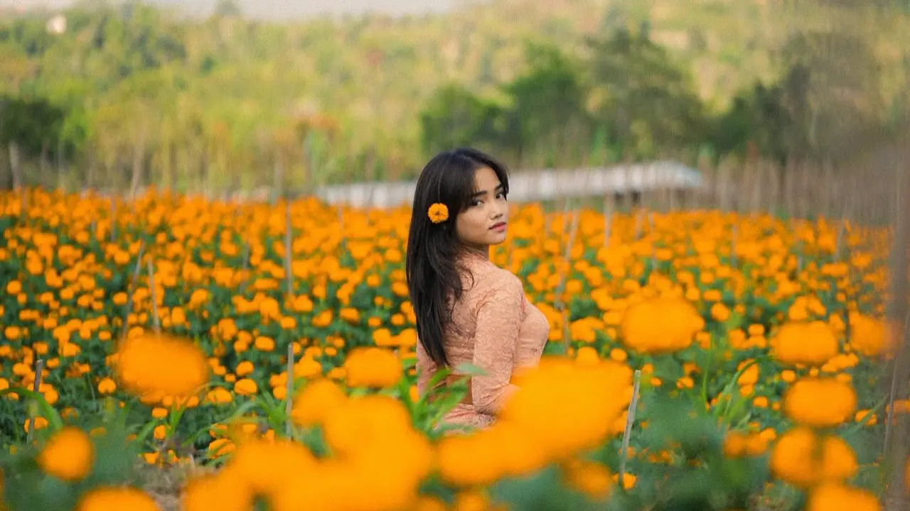 Tampil Menawan, Ini 7 Pemotretan Fuji Pakai Kebaya di Kebun Bunga