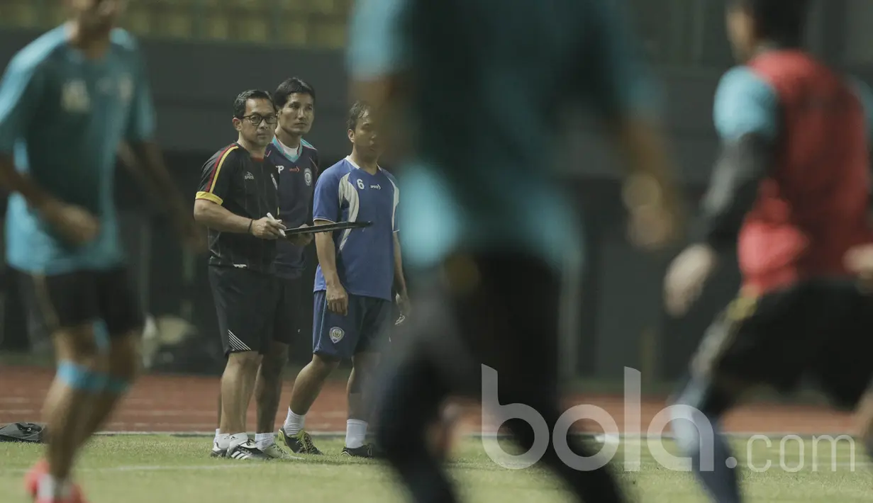 Pelatih Arema, Aji Santoso, saat menggelar latihan jelang lawan Persija di Stadion Patriot, Bekasi, Rabu, (31/05/2017). Arema siap mencuri poin di kandang Persija. (Bola.com/M Iqbal Ichsan)