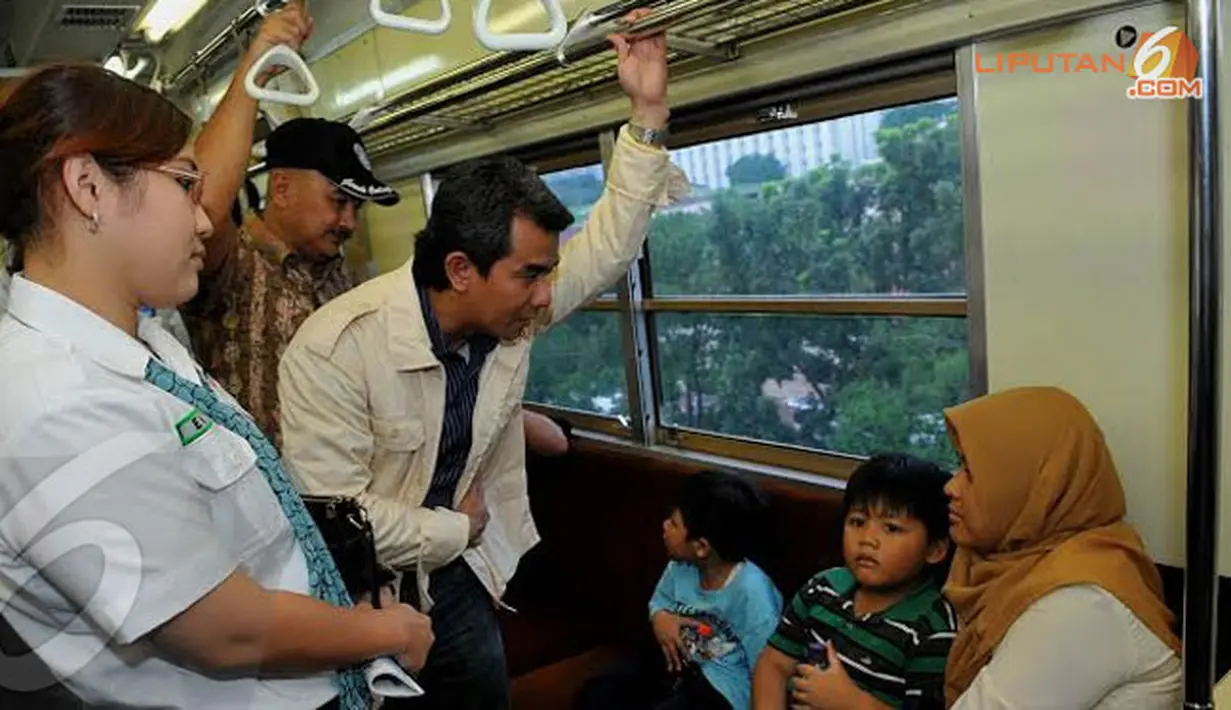 Ketua Ombudsman RI, Danang Girindrawardana didampingi Humas PT KAI Comuter Jabotabek, Eva Chairunissa berbincang dengan pengguna jasa KRL di Jakarta, Rabu (19/2/2014) (Liputan6.com/JohanTallo).
