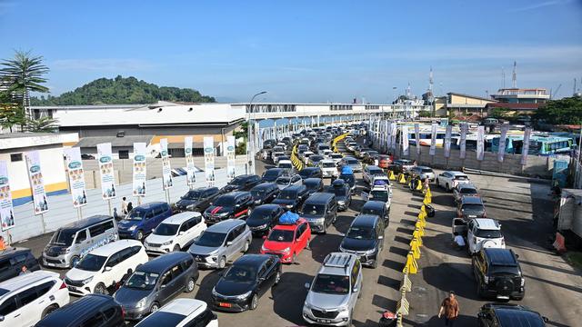 Posko Pusat Angkutan Lebaran Terpadu 2024 melaporkan pengguna angkutan umum tercatat sudah mencapai 1.181.705 orang pada H-3 Mudik Lebaran 2024. (dok Kemenhub)