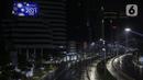 Suasana sepi saat diberlakukannya Car Free Night dan Crowd Free Night di Jalan Sudirman-MH Thamrin, Jakarta (31/12/2020). Jalan Sudirman-MH Thamrin ditutup pada malam pergantian tahun untuk mencegah kerumunan warga. (Liputan6.com/Johan Tallo)