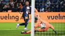 Pemain Paris Saint-Germain, Kylian Mbappe mencetak gol ke gawang Marseille pada laga lanjutan Liga Prancis 2022/2023 di Velodrome stadium, Marseille, Prancis, 26 Februari 2023. (AFP/Christophe Simon)