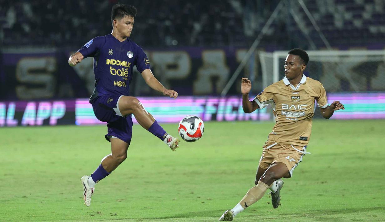 Saat ini, Dewa United FC cuma tertinggal dua nilai dari Persita Tangerang yang menempati urutan enam klasemen sementara. Tampak dalam foto, pemain Persita, Hocky Caraka (kiri) berebut bola pemain Dewa United dalam lanjutan BRI Super League 2025/2026 di Stadion Indomilk Arena, Tangerang, Banten, Kamis (26/2/2026). (Bola.com/M Iqbal Ichsan)