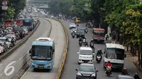 Bus Transjakarta melintas di Jalan Mampang Prapatan Raya, Jakarta, Kamis (6/10). Pemprov DKI Jakarta berencana mengganti bus Transjakarta dengan merek berstandar dunia seperti bus lower deck tipe low entry K250 Scania. (Liputan6.com/Helmi Fithriansyah)