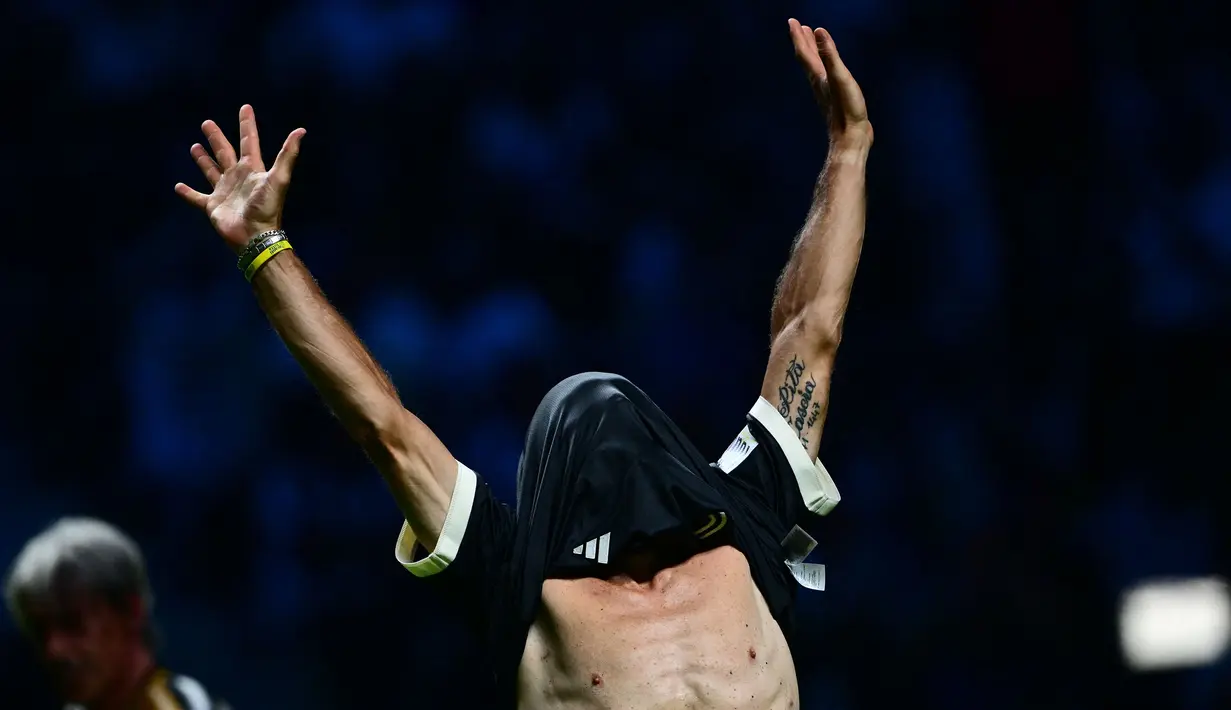 Selebrasi mantan pemain Juventus yang mewakili Tim Hitam, Fabrizio Ravanelli setelah mencetak gol ke gawang Tim Putih dalam laga persabatan mini soccer 7 lawan 7 di Pala Alpitour, Turin, Rabu (11/10/2023) dini hari WIB yang diikuti para legenda Juventus dalam rangkaian perayaan 100 tahun Keluarga Agnelli mengakuisisi Juventus. Hasil laga dimenangkan Tim Putih 9-6 atas Tim Hitam. (AFP/Marco Bertorello)