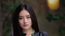 Meski simpel dengan kaos polos dan jaket hitam ini, penampilan bintang sientron "Anak Band" ini tetap banjir pujian. Tak sedikit dari netizen menyebutkan jika ia memiliki wajah yang cantik natural. (Liputan6.com/IG/@natashawilona12)