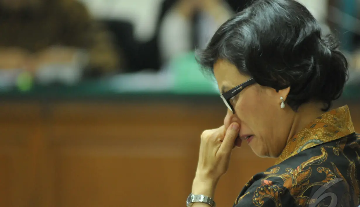 Sri Mulyani beberapa kali terlihat memegang hidungnya saat menjadi saksi di Pengadilan Tipikor Jakarta, Jumat (2/5/2014) (Liputan6.com/Johan Tallo).