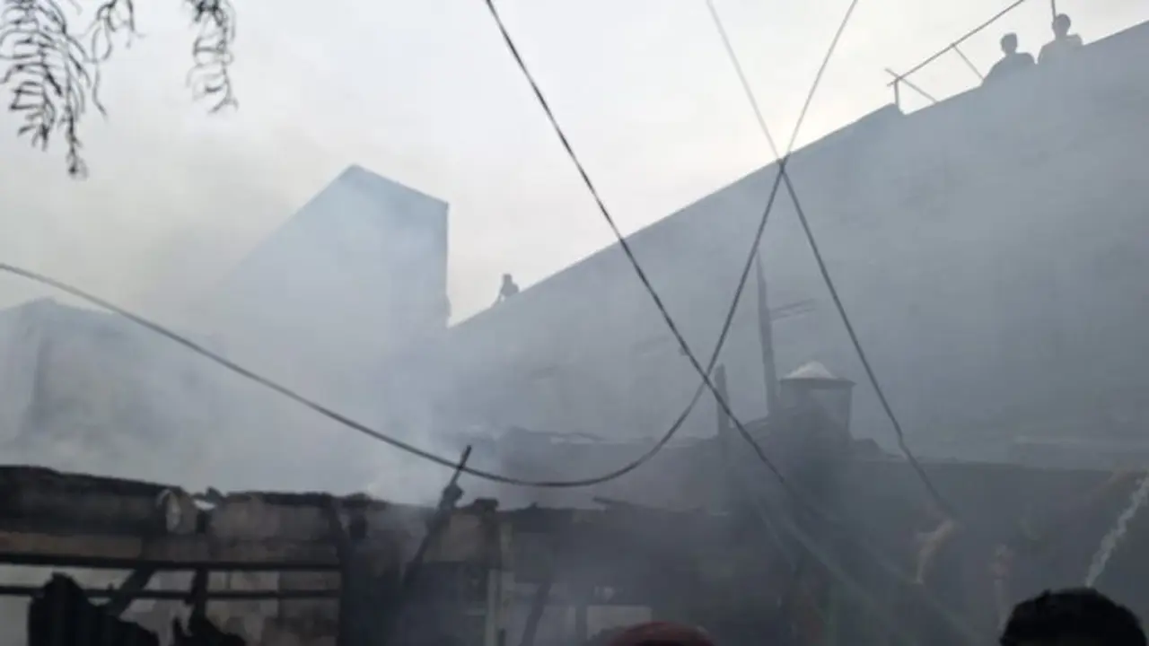 Kebakaran pemukiman warga di Jalan Tomang Banjir Kanal, Gang Pelita 08, Kelurahan Jati Pulo RW 04, Kecamatan Palmerah, Kota Jakarta Barat, pada Minggu (16/11/2025) sore.