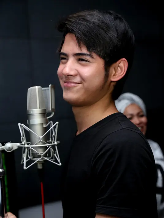 Demi memaksimalkan penampilannya, Ali akan berlatih piano. Dia tak menampik ini kali pertama tampil sambil bermain alat musik.  (Andy Masela/Bintang.com)