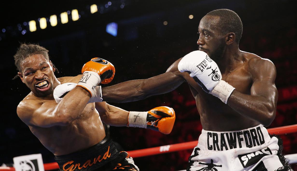 Terence Crawford (kanan) memukul Shawn Porter pada pertandingan tinju perebutan gelar juara dunia kelas welter WBO di Las Vegas, Amerika Serikat, 20 November 2021. Terence Crawford menang TKO pada ronde 10. (AP Photo/Chase Stevens)