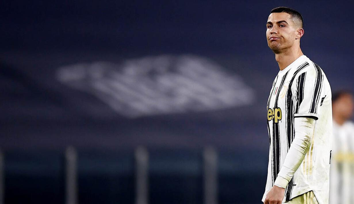 Striker Juventus, Cristiano Ronaldo, tampak kecewa usai ditaklukkan Fiorentina pada laga Liga Italia di Turin, Rabu (23/12/2020). Fiorentina menang dengan skor 0-3. (Fabio Ferrari/LaPresse via AP)