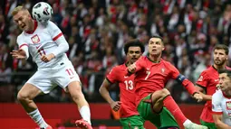 Laga kedua timnas berlangsung terbuka. Aksi saling balas serangan pun terjadi. (Sergei GAPON/AFP)