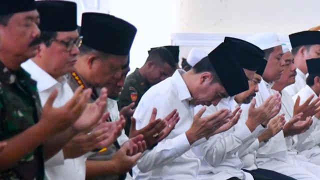 Jokowi laksanakan salat minta hujan sebelum meninjau lokasi Karhutla Riau.
