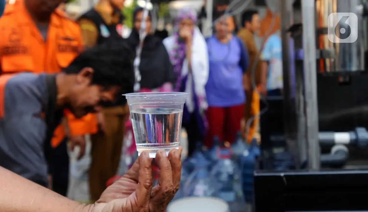 Kondisi air hasil pengolah alat penjernih air. (merdeka.com/Arie Basuki)