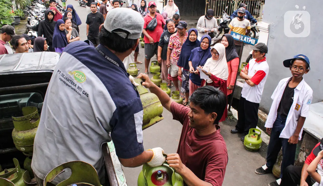 Sejumlah warga mengantre untuk membeli gas dari salah satu suplier di Jalan Melati 3, Kecamatan Benda Baru, Tangerang Selatan, Banten, Senin (3/2/2025). (Magang/Liputan6.com/Muhammad Rizal)