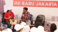 Cawagub DKI Jakarta, Djarot Saiful Hidayat berbincang dengan seorang warga di Rumah Lembang, Jakarta, Selasa (20/12). Hari ini, Djarot menggantikan aktivitas Basuki Tjahaja Purnama (Ahok) berkampanye di Rumah Lembang. (Liputan6.com/Gempur M Surya)