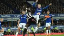 Aksi pemain Everton, Wayne Rooney (kanan) saat berebut bola dengan pemain Newcastle United, Mohamed Diame pada lanjutan Premier League di Goodison Park, Liverpool,(23/4/2018). Everton menang 1-0. (AFP/Oli Scarff)