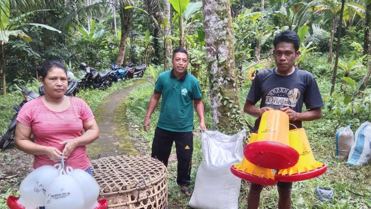 Dua dari tiga anak dengan kondisi disabilitas, pasangan asal Karangasem Bali dapat bantuan hewan ternak dari Kemensos. (Foto: Kemensos)