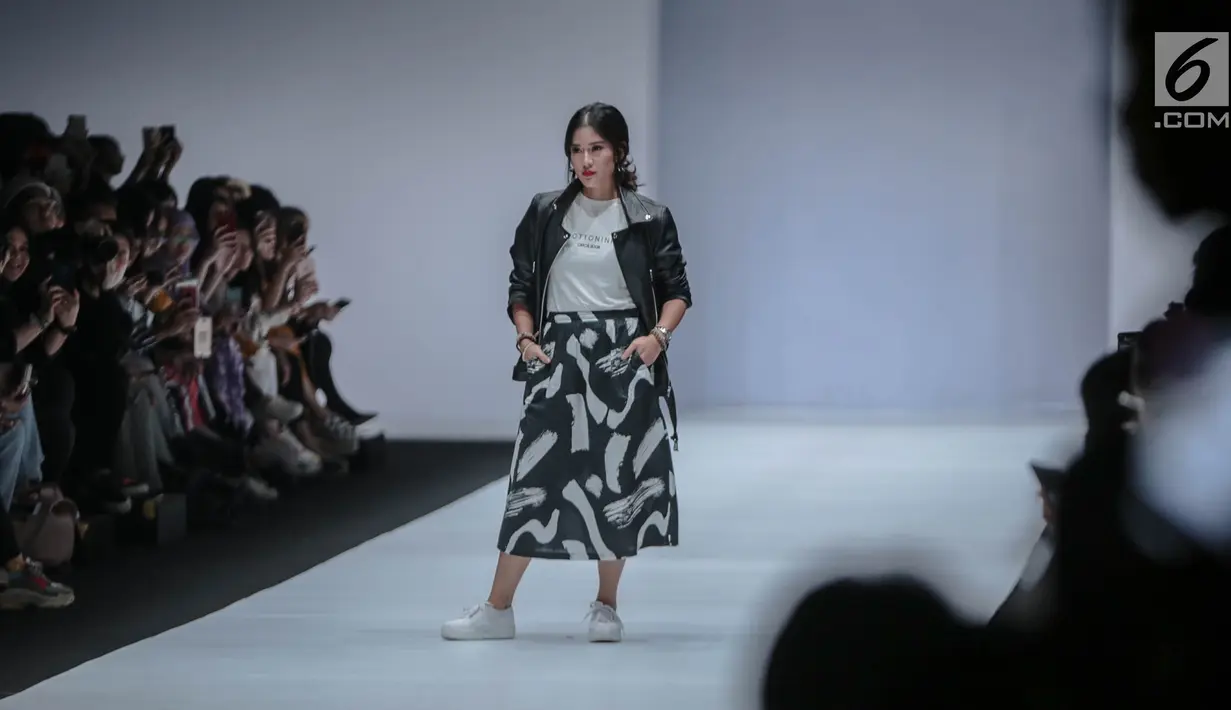 Aktris Dian Sastrowardoyo berjalan di catwalk mengenakan busana bertajuk Cotton Ink x Dian Sastro pada Jakarta Fashion Week 2019 di Senayan City, Rabu (24/10). COTTONINK mempersembahkan sejumlah rancangan dari beberapa artis. (Liputan6.com/Faizal Fanani)